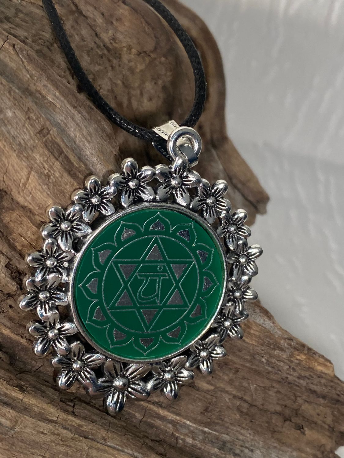 Amulett – silberfarben Blumenmuster mit Herz Chakra Symbol – Produktansicht 1
