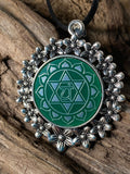 Amulett – silberfarben Blumenmuster mit Herz Chakra Symbol – Produktansicht 1