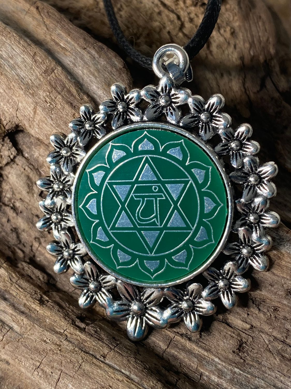 Amulett – silberfarben Blumenmuster mit Herz Chakra Symbol – Produktansicht 1