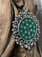 Amulett – silberfarben Blumenmuster mit Herz Chakra Symbol – Produktansicht 1