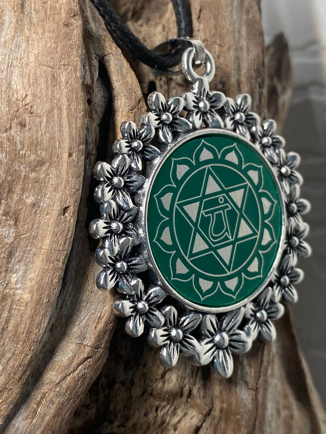 Amulett – silberfarben Blumenmuster mit Herz Chakra Symbol – Produktansicht 1