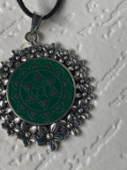 Amulett – silberfarben Blumenmuster mit Herz Chakra Symbol – Produktansicht 1