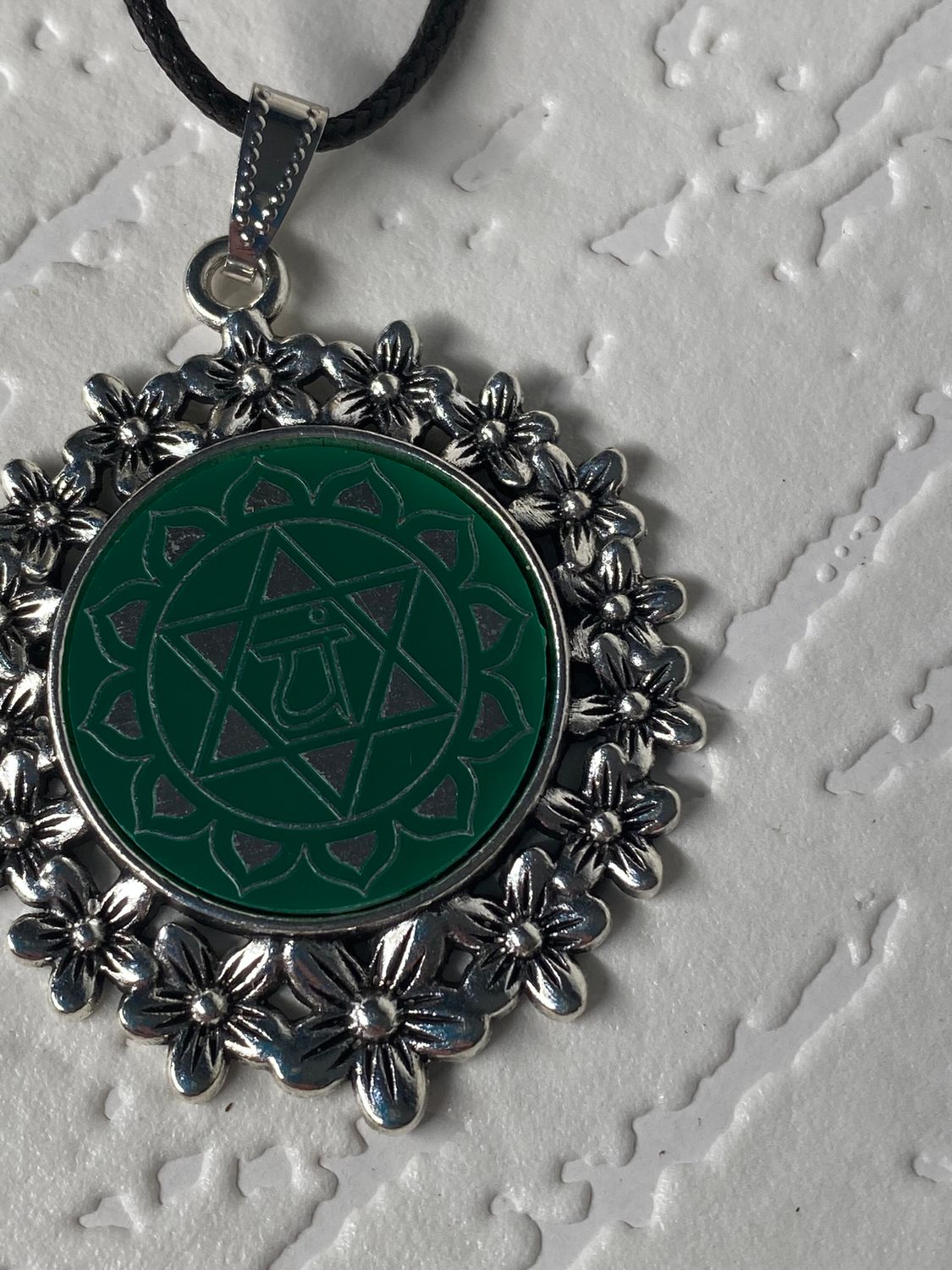 Amulett – silberfarben Blumenmuster mit Herz Chakra Symbol – Produktansicht 1