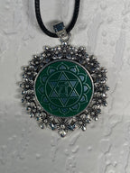 Amulett – silberfarben Blumenmuster mit Herz Chakra Symbol – Produktansicht 1