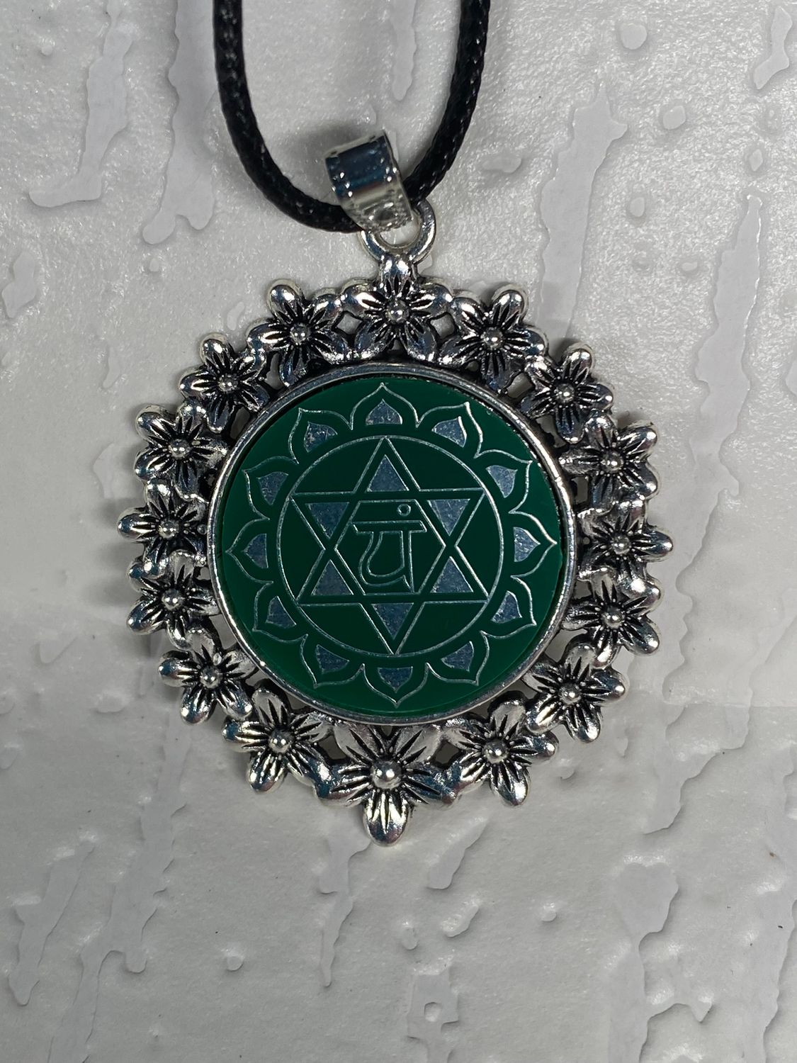 Amulett – silberfarben Blumenmuster mit Herz Chakra Symbol – Produktansicht 1