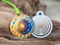 Anhänger Mini Serie rund – Lakhovsky MWOn Symbol Design – kosmischer Frequenz Symbolart – Produktansicht 1