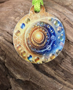 Anhänger Mini Serie rund – Lakhovsky MWOn Symbol Design – kosmischer Frequenz Symbolart – Produktansicht 1