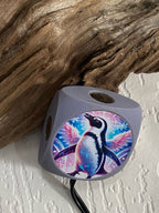 VibraNex Aurycube – Resin Harz – 50 mm Oberflächenplatte – Pinguin – Produktansicht 1