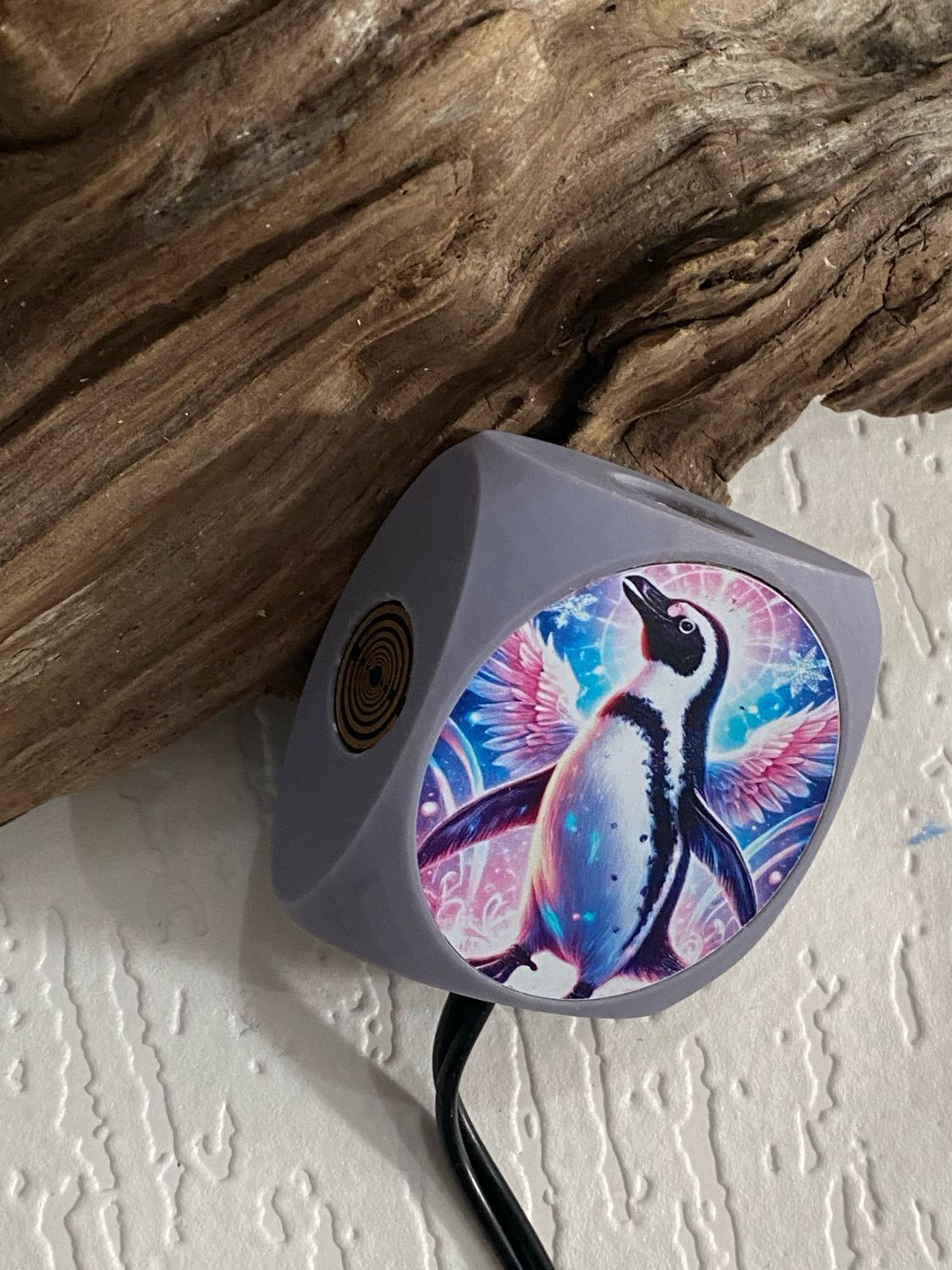 VibraNex Aurycube – Resin Harz – 50 mm Oberflächenplatte – Pinguin – Produktansicht 1