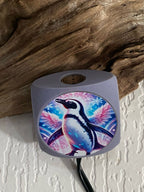 VibraNex Aurycube – Resin Harz – 50 mm Oberflächenplatte – Pinguin – Produktansicht 1