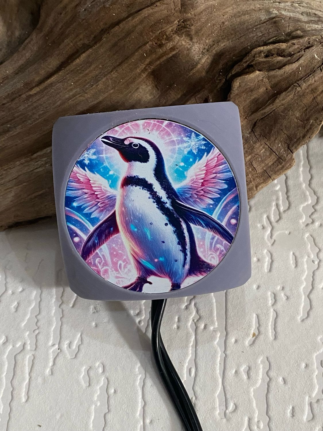 VibraNex Aurycube – Resin Harz – 50 mm Oberflächenplatte – Pinguin – Produktansicht 1