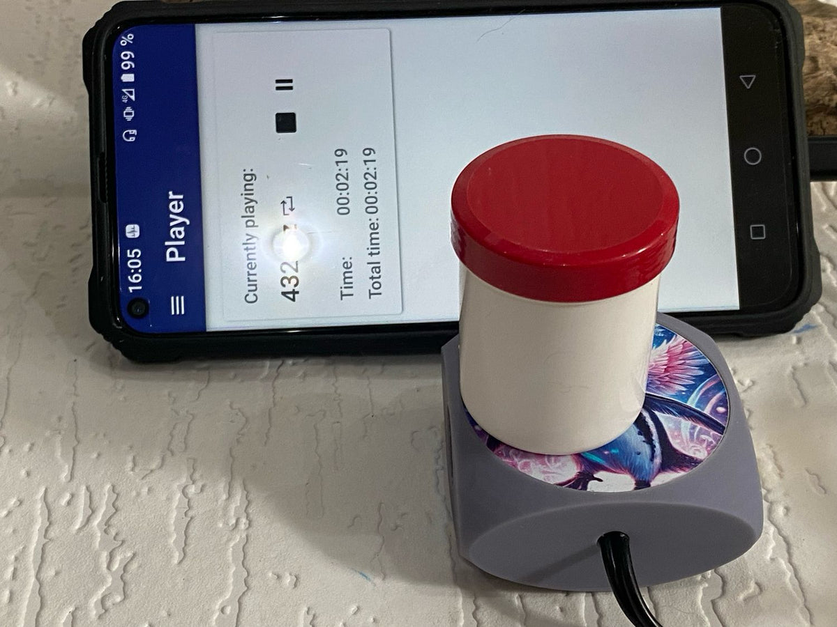 VibraNex Aurycube – Resin Harz – 50 mm Oberflächenplatte – Pinguin – Produktansicht 1