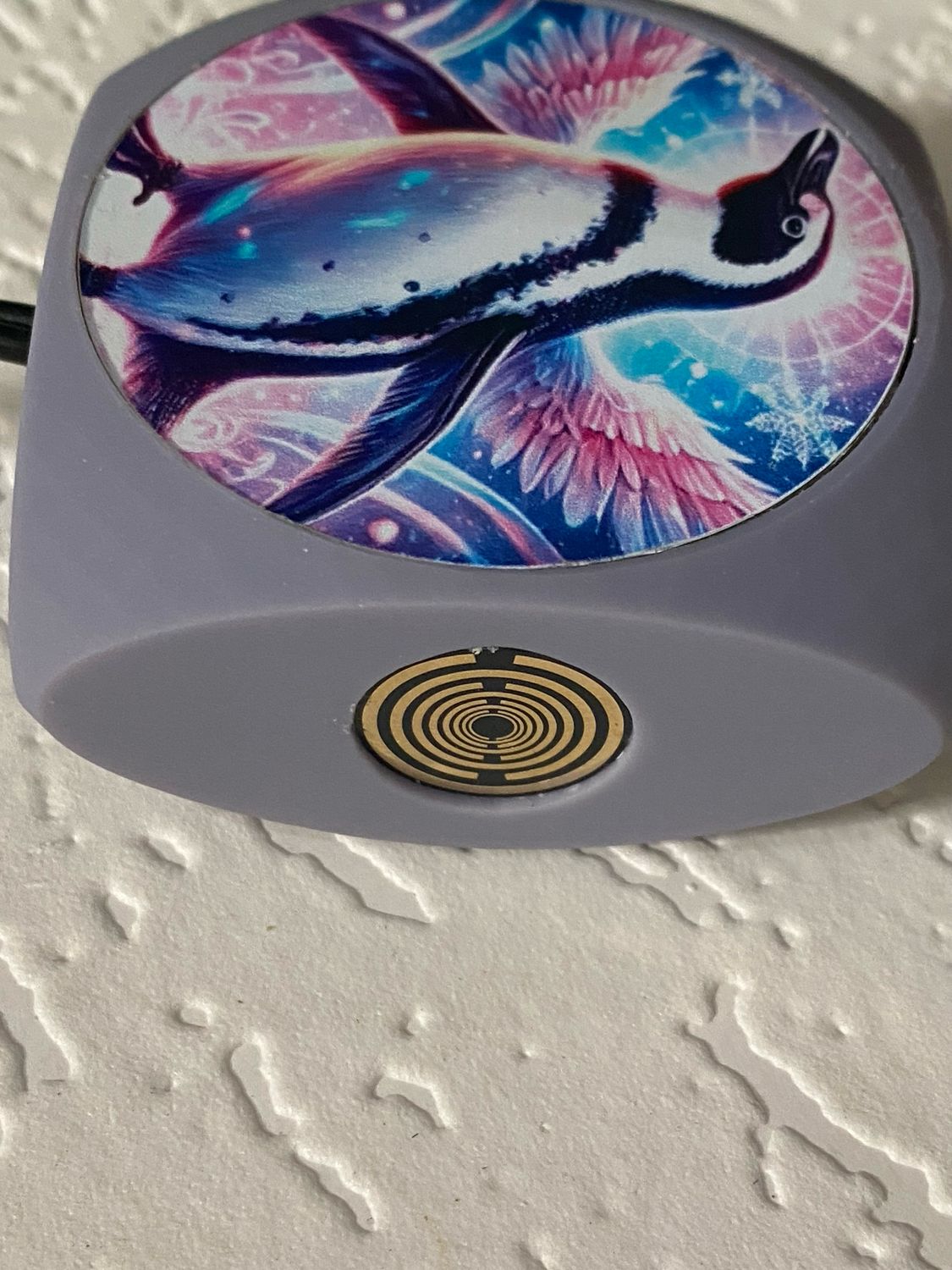 VibraNex Aurycube – Resin Harz – 50 mm Oberflächenplatte – Pinguin – Produktansicht 1
