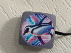 VibraNex Aurycube – Resin Harz – 50 mm Oberflächenplatte – Pinguin – Produktansicht 1