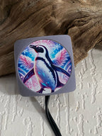 VibraNex Aurycube – Resin Harz – 50 mm Oberflächenplatte – Pinguin – Produktansicht 1