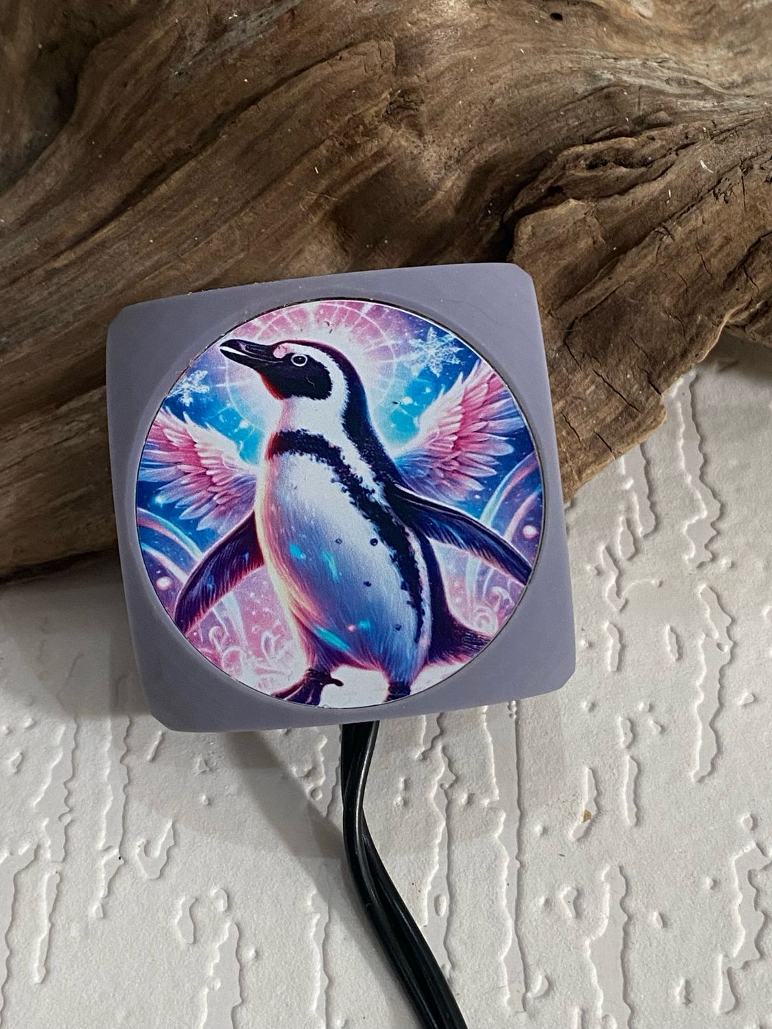 VibraNex Aurycube – Resin Harz – 50 mm Oberflächenplatte – Pinguin – Produktansicht 1
