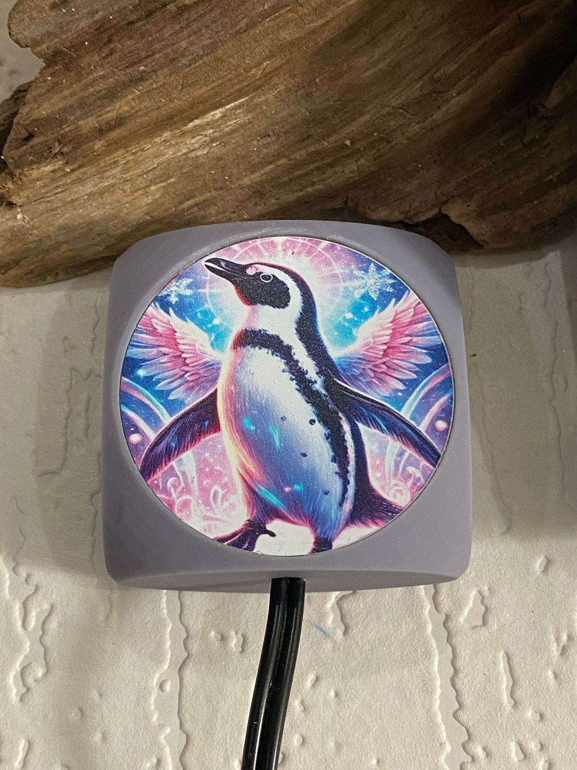VibraNex Aurycube – Resin Harz – 50 mm Oberflächenplatte – Pinguin – Produktansicht 1